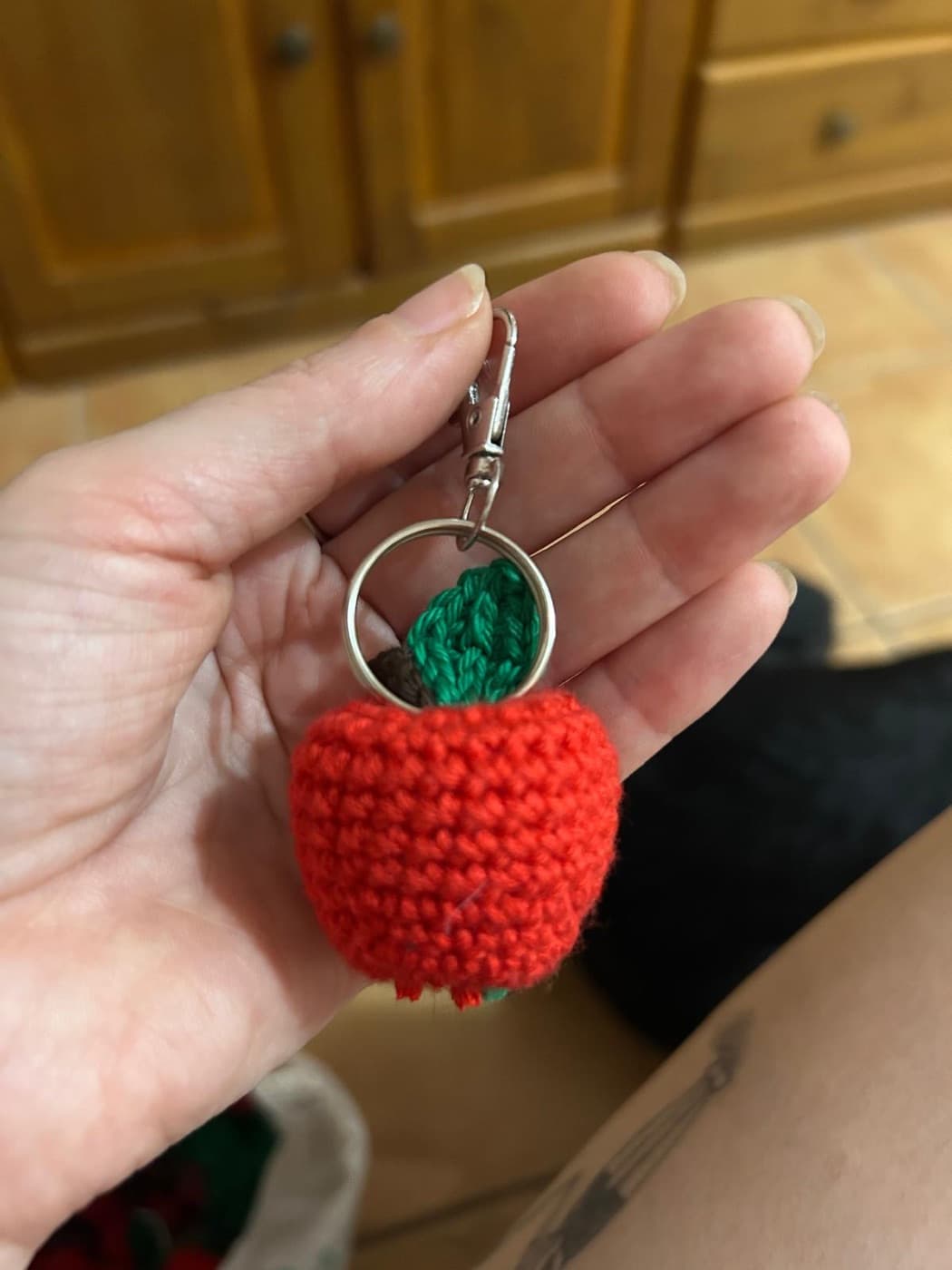 Llavero de manzana en ganchillo
