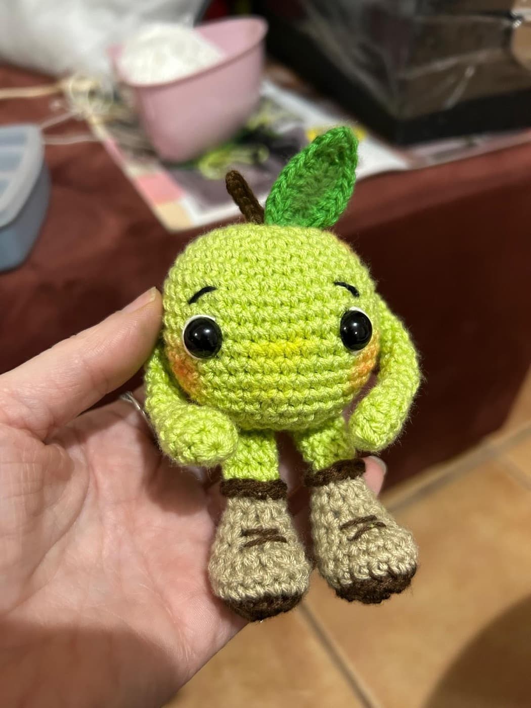 La Esperiega, personaje de ganchillo de la Feria de la Manzana Esperiega